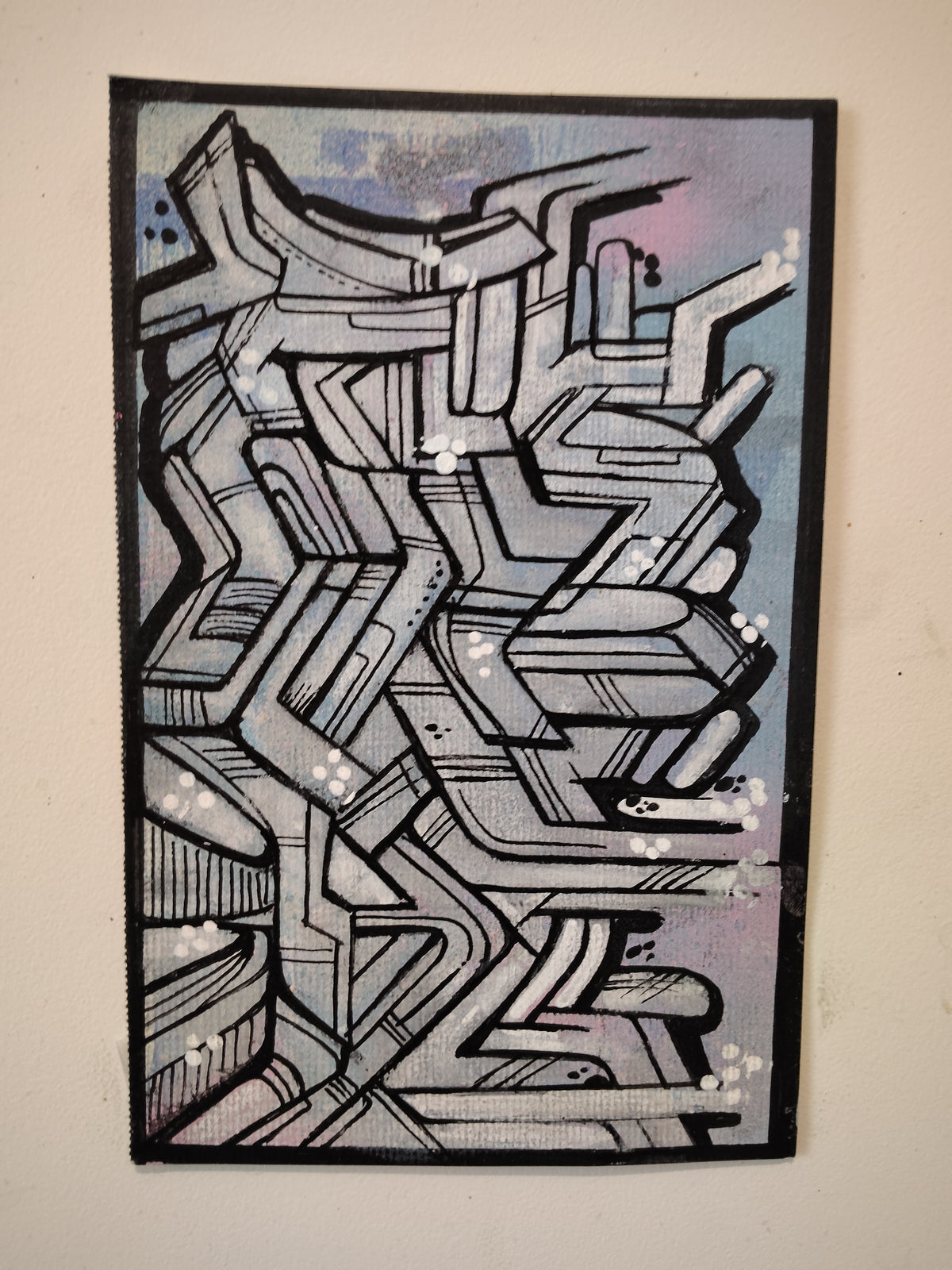 Photo originale de la peinture verticale IPNSONE : lignes noires, fond gris pastel et touches blanches.