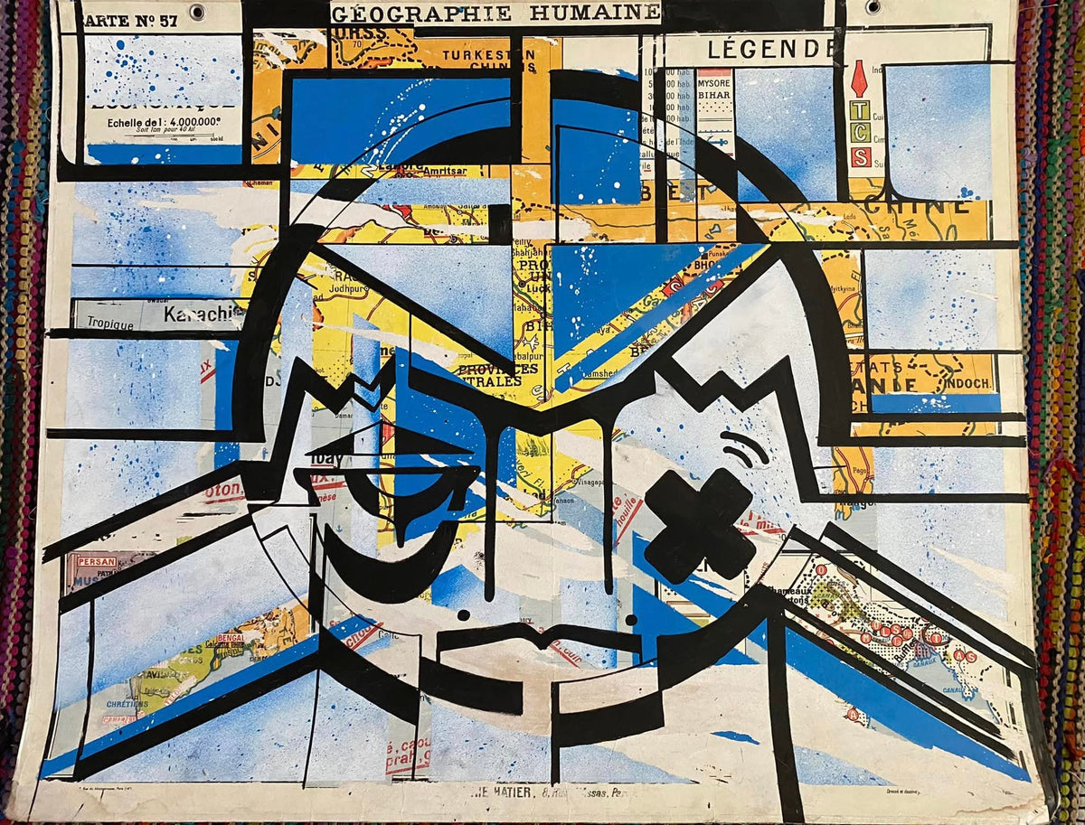 Géographie Humaine par IPNSONE, 2022 : visage graphique noir et bleu peint sur une ancienne carte scolaire.