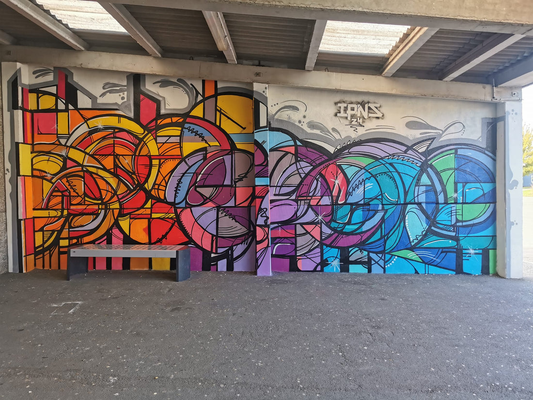 Fresque IPNS 2024 dans ses couleurs d’origine : orange, jaune, violet et bleu.