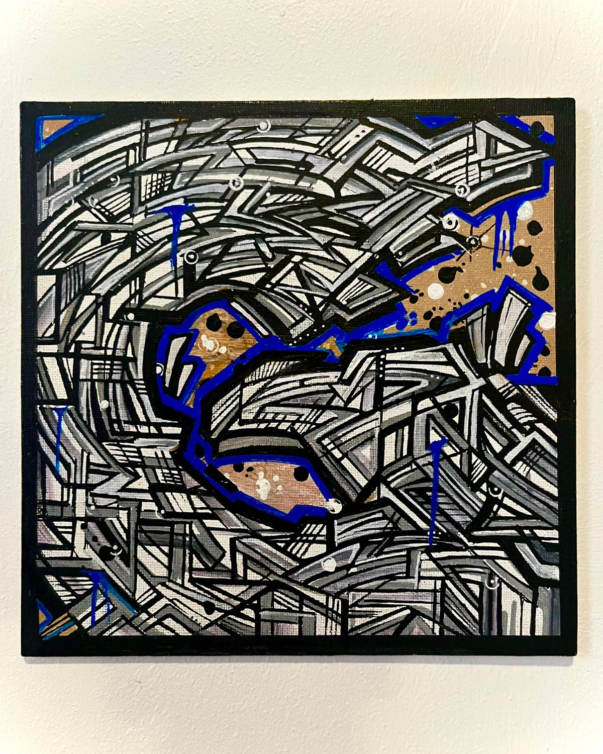 Peinture abstraite carrée d’IPNSONE aux lignes noires et grises, avec des accents bleu vif et des zones orange.